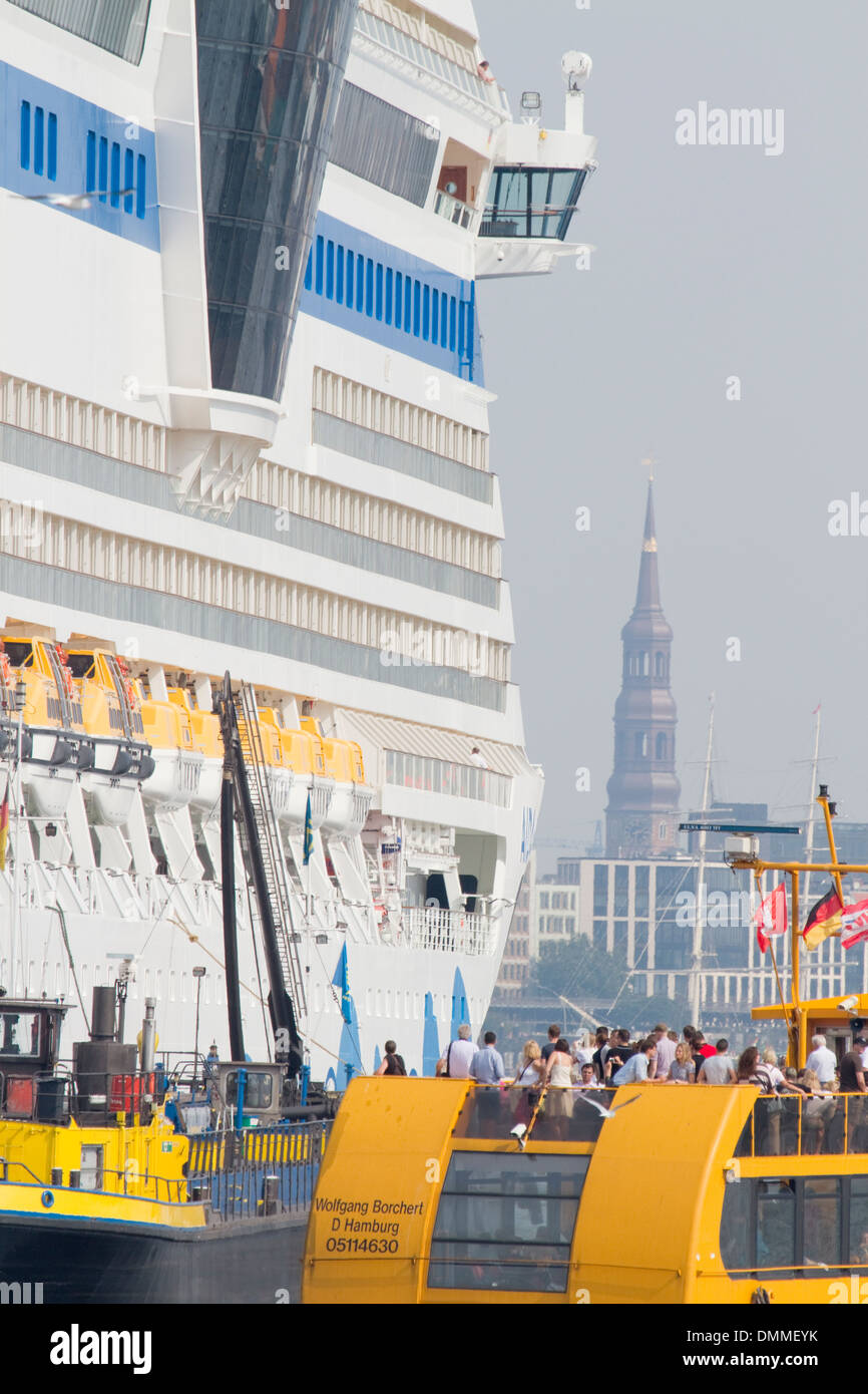 Un navire de croisière aida à Hambourg. Banque D'Images