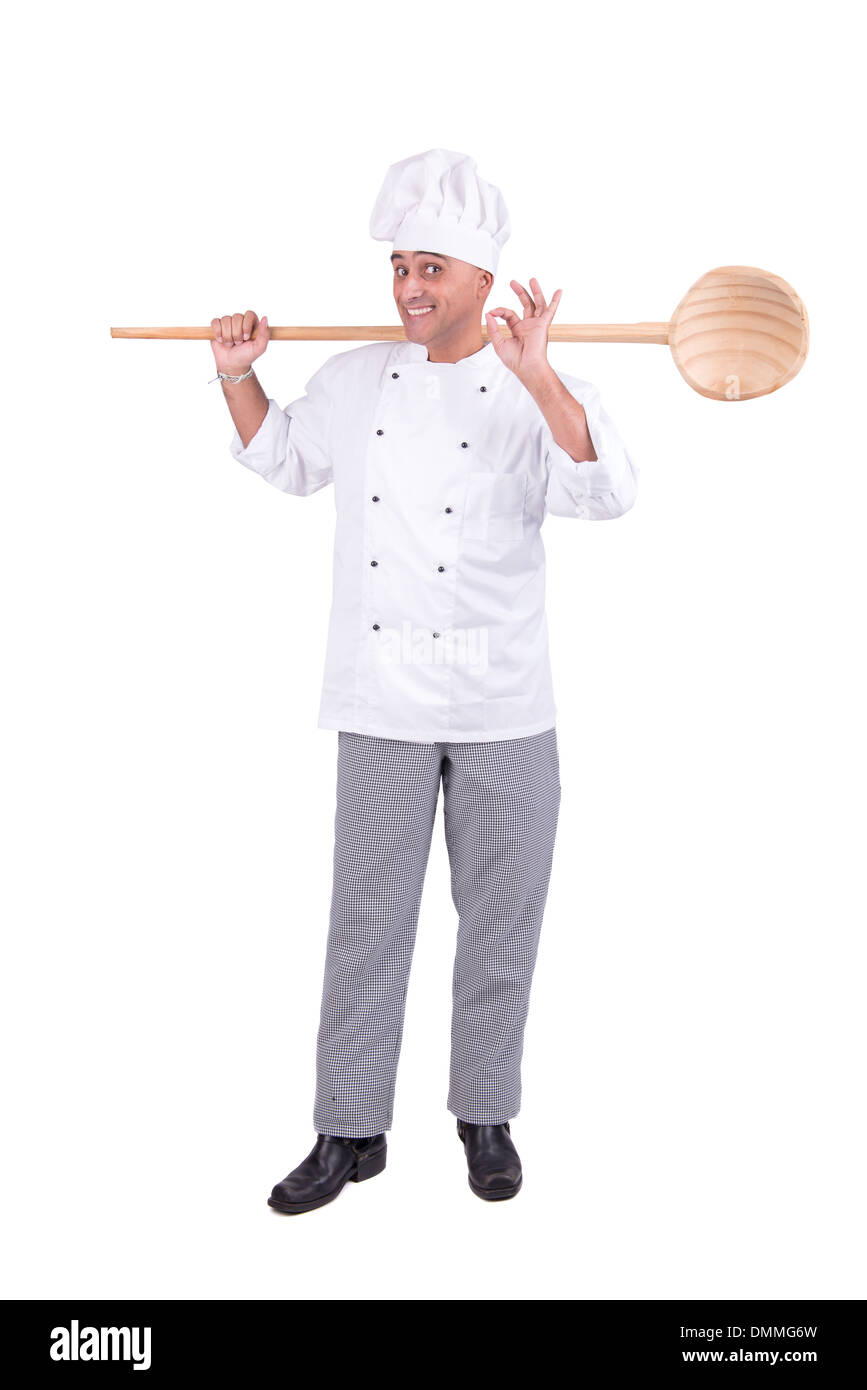 Male chef posing avec grande cuillère en bois isolé sur fond blanc Banque D'Images