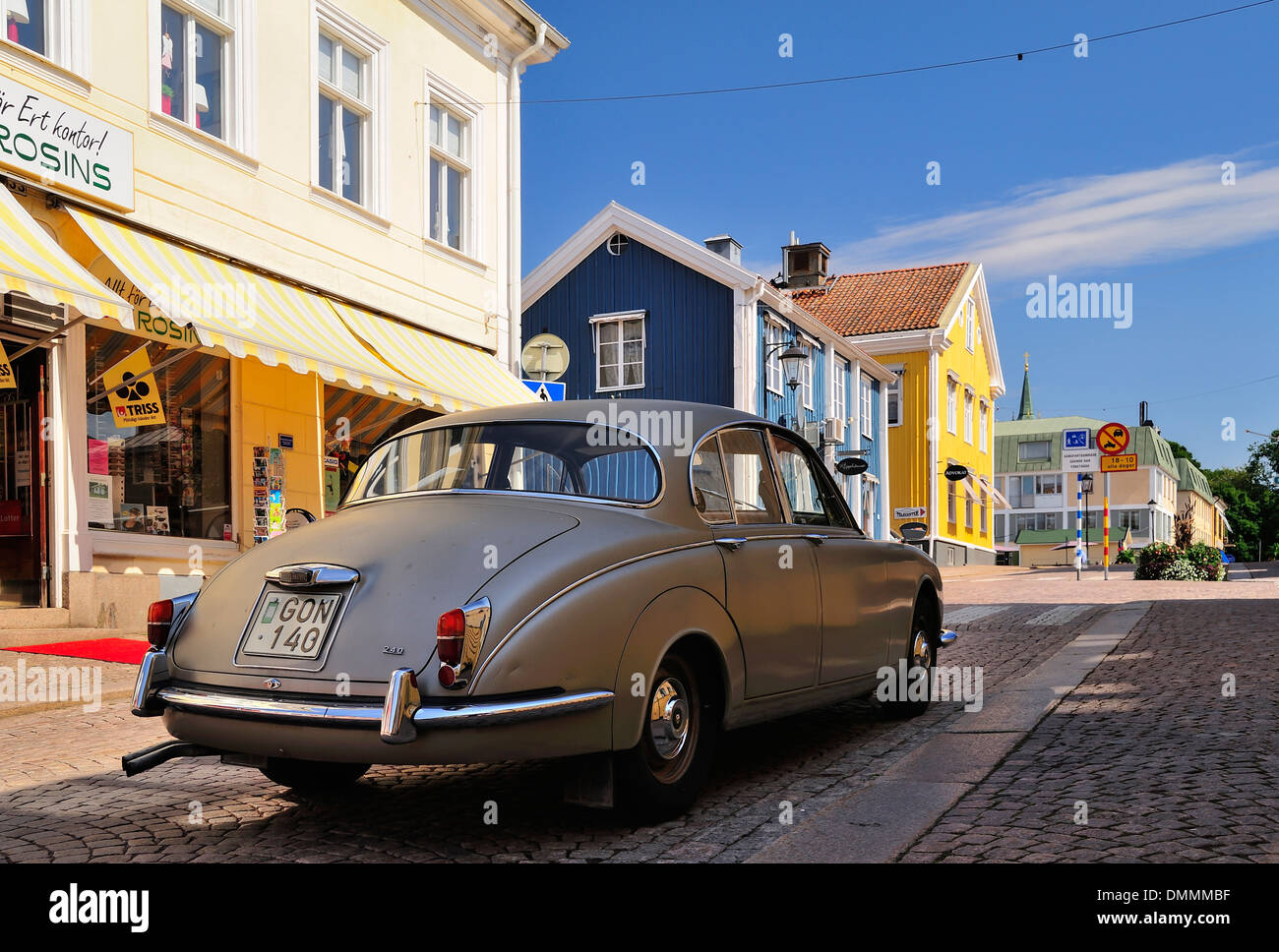 La Suède, Smaland, Vimmerby, Vintage car sur rue pavée Banque D'Images