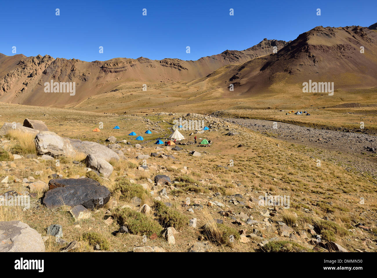 L'Iran, province de Mazandaran, camp de toile sur Hezar Som plateau, Alam Kuh salon Takht-e massif de montagnes Alborz, Suleyman Banque D'Images