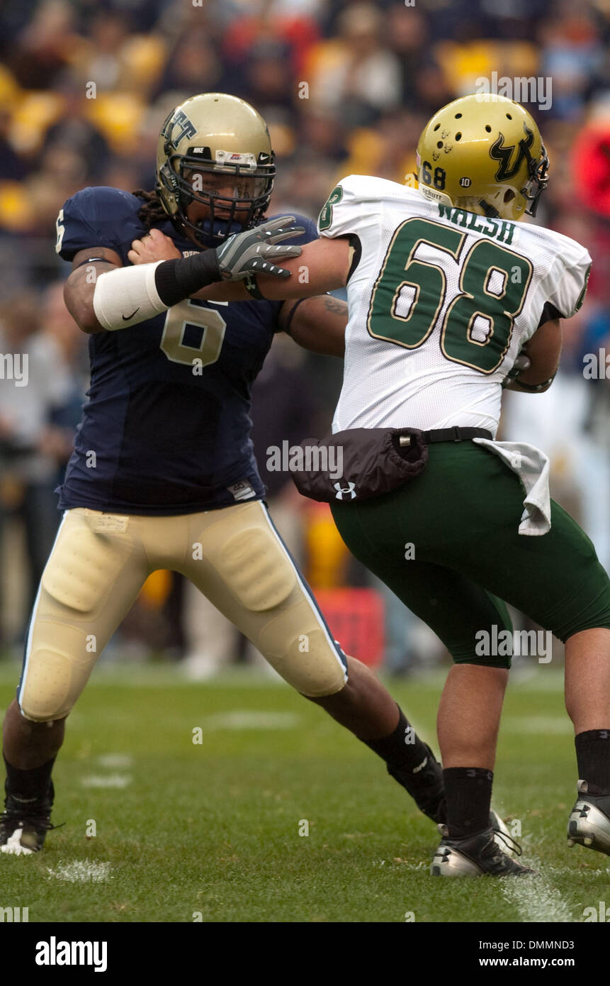 24 Octobre 2009 : Pittsburgh Panthers linebacker Steve Dell (6) le mélange jusqu'à South Florida Bulls long snapper Michael Walsh (68) dans un match au stade Heinz Field de Pittsburgh, PA. Pittsburgh a gagné le match 41-14. Crédit obligatoire : Mark Konezny / Southcreek Global. (Crédit Image : © Global/ZUMApress.com) Southcreek Banque D'Images