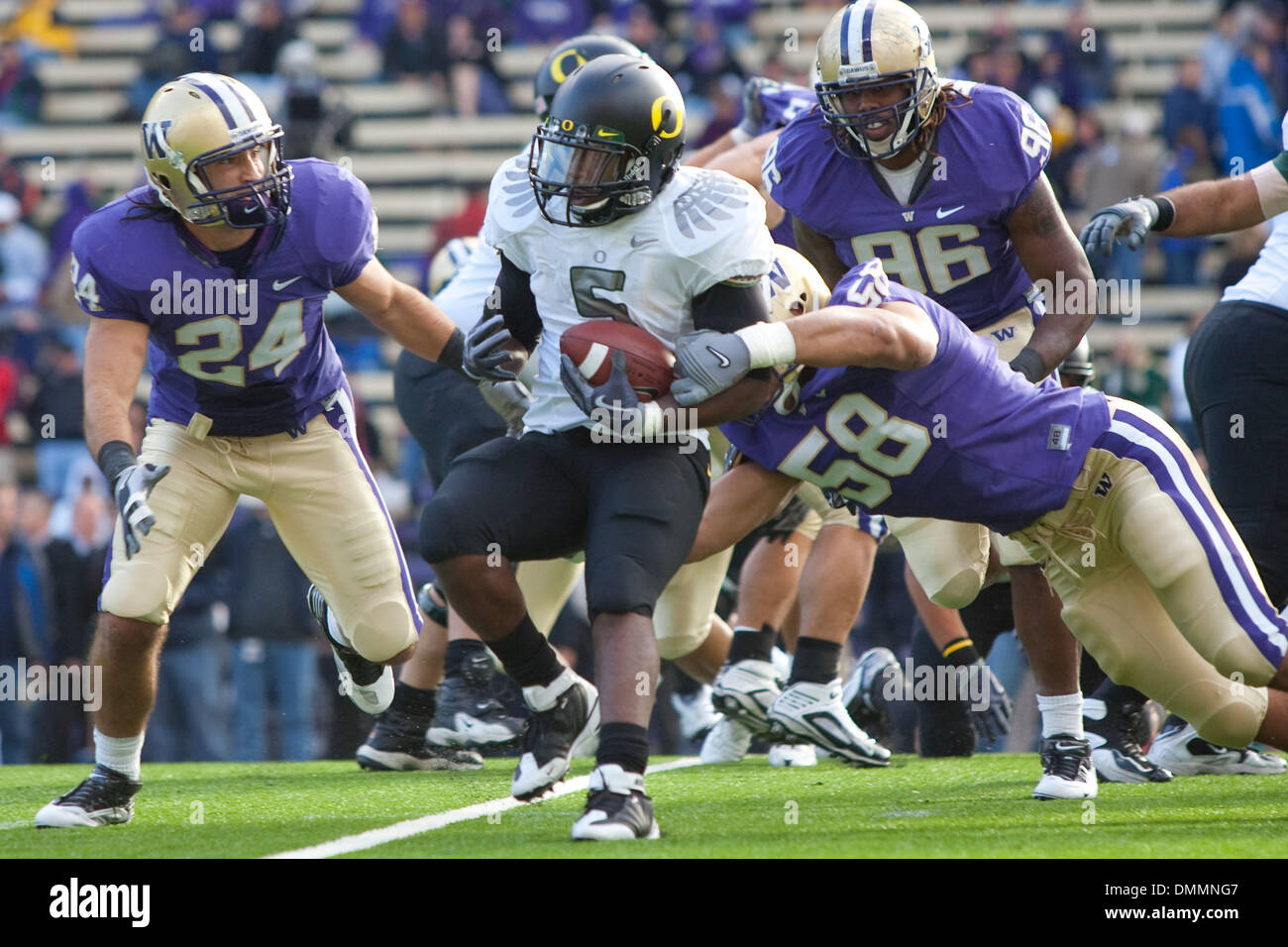 24 Octobre 2009 : l'Oregon d'utiliser de nouveau Remene Alston Jr. (5) dans le jeu entre le # 11 de l'Oregon et le rang des canards des Huskies de Washington qui se joue au stade Husky à Seattle, WA...crédit obligatoire : Andrew Fredrickson / Southcreek Global (Image Crédit : © Southcreek/ZUMApress.com) mondial Banque D'Images
