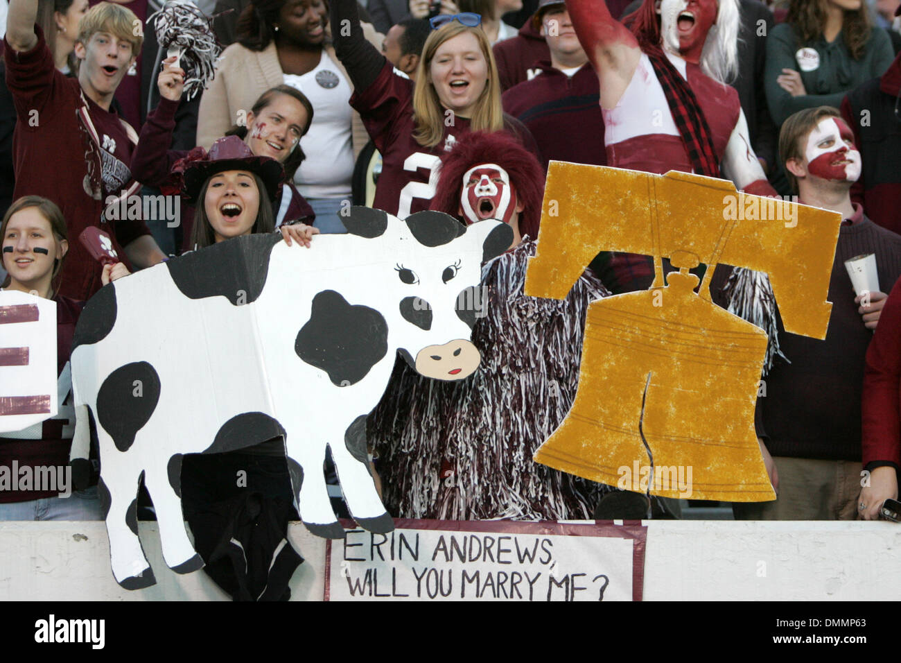 24 Octobre 2009 : Fans au cours de la première moitié action dans le jeu entre le Mississippi State Bulldogs hébergeant les Gators de la Floride. Les Gators de Floride mènent à la moitié 13-10..Crédit obligatoire : Epicéa Derden / Southcreek Global (Image Crédit : © Southcreek/ZUMApress.com) mondial Banque D'Images