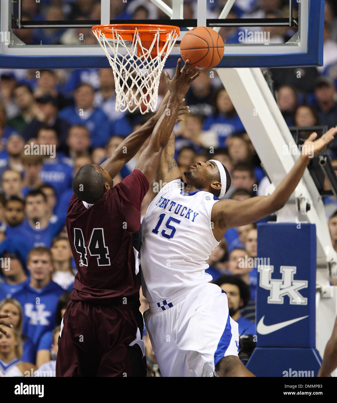 UK's DeMarcus Cousins a bloqué un tir de Campbellsville, Nestor Colmenares comme l'Université du Kentucky joué Campbellsville Université dans une exposition pré-saison jeu joué dans Rupp Arena de Lexington, KY., lundi, Novembre, 02, 2009. C'est d'abord la moitié de l'action. Photo par Charles Bertram | Personnel (crédit Image : © Lexington Herald-Leader/ZUMA Press) Banque D'Images