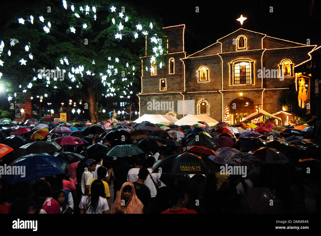 Manille, Philippines. 14Th Dec 2013. Manille, Philippines - La pluie n'a pas empêché les Philippins d'assister à la première aube traditionnel ou de masse ''imbang Gabi'' à la Paroisse Saint-Joseph à Las Pinas city, au sud de Manille, l'aube de Lundi, 16 décembre 2013. Les catholiques profiter de différentes spécialités Philippines après avoir entendu la messe dans le cadre de traditions de Noël Philippines.Photo : George Calvelo/NurPhoto crédit : George Calvelo/NurPhoto ZUMAPRESS.com/Alamy/Live News Banque D'Images