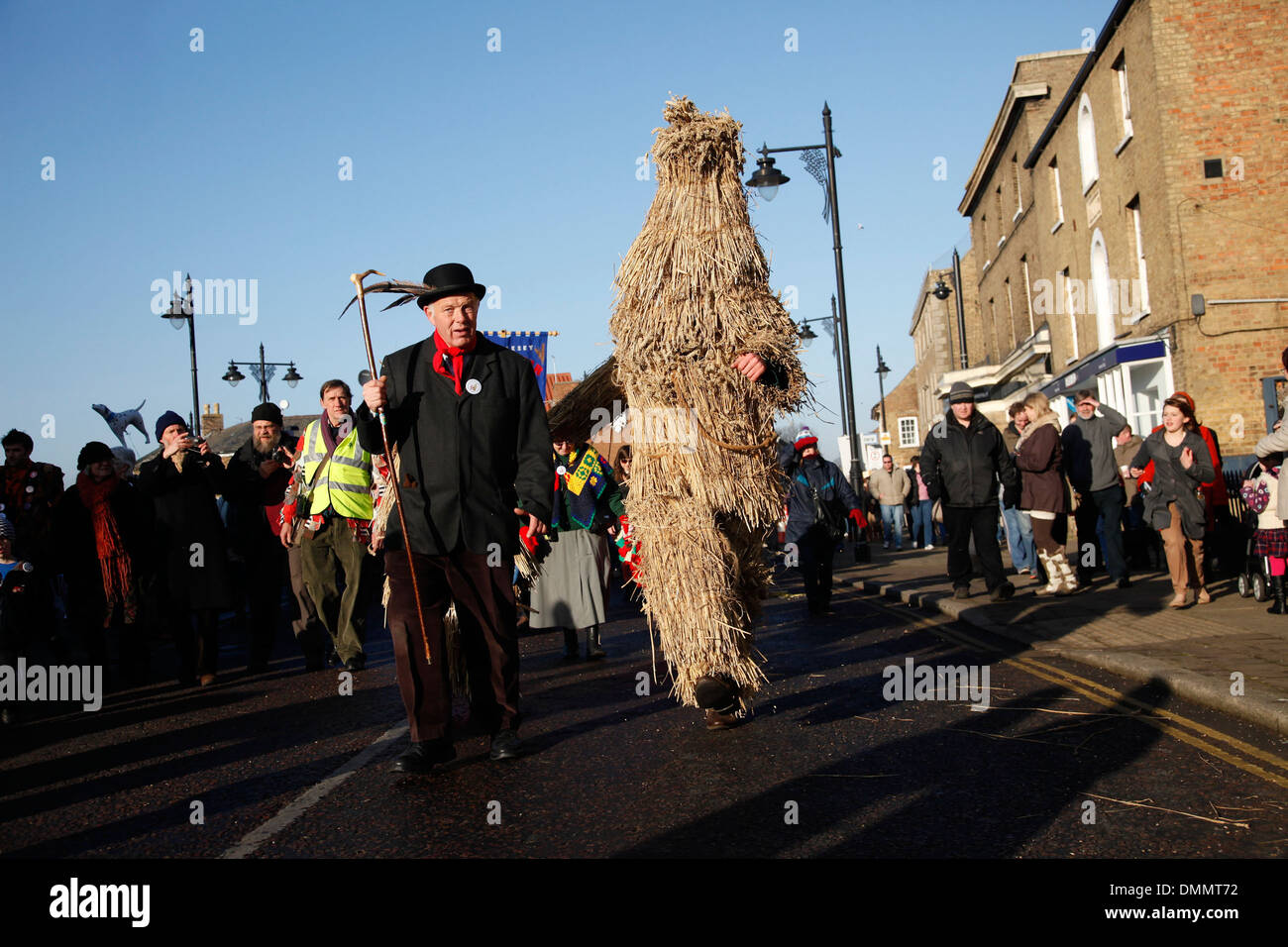 Un homme habillé en costume traditionnel des défilés à travers les rues lors de la fête de l'ours de paille annuelle, Whittlesey, UK Banque D'Images