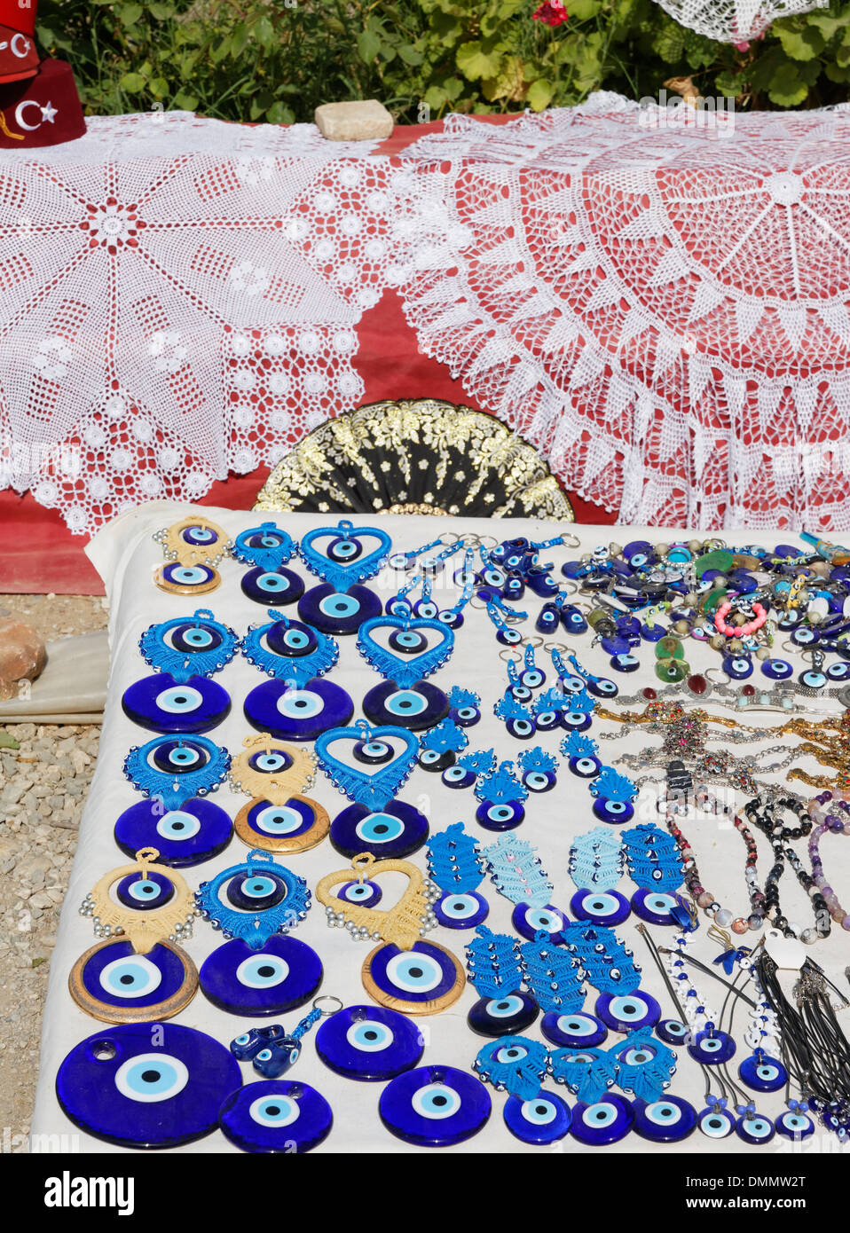 Turquie, Antalya, Variété en forme de l'œil, colliers d'amulettes et petites nappe crochet comme souvrnirs Banque D'Images