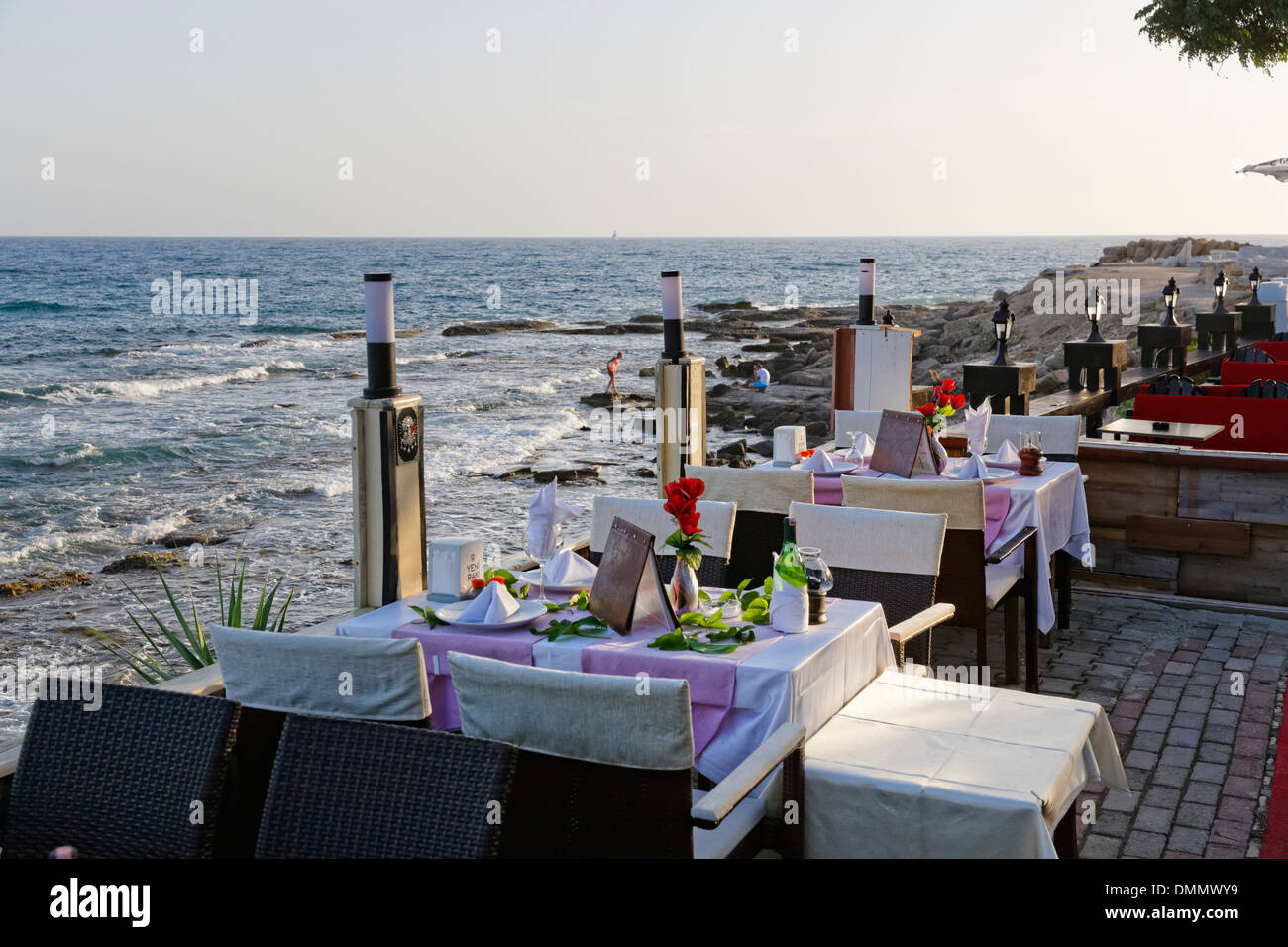 La Turquie, Side, jeté les tables d'un restaurant sur le front de mer Banque D'Images