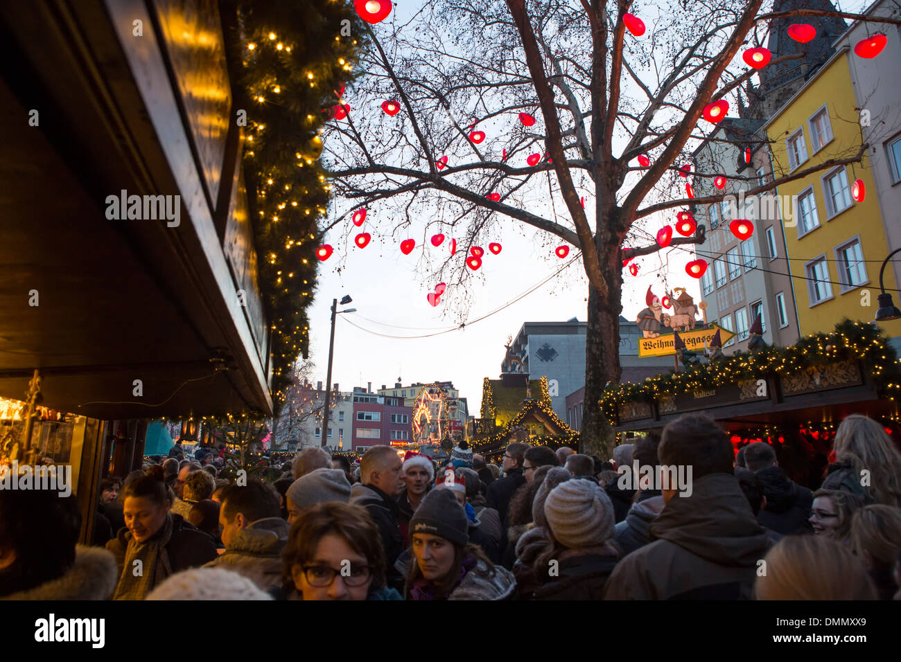 Les gens au marché de Noël de Cologne (Altstadt ou plus partie de la ville) Banque D'Images