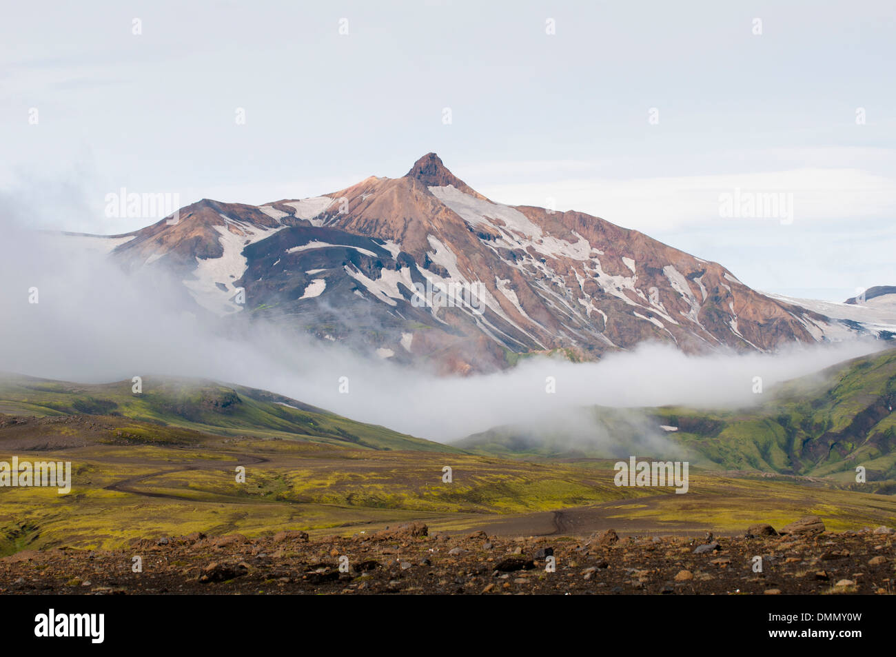 La montagne est entourée de nuages, Landmannalaugar, Islande Banque D'Images