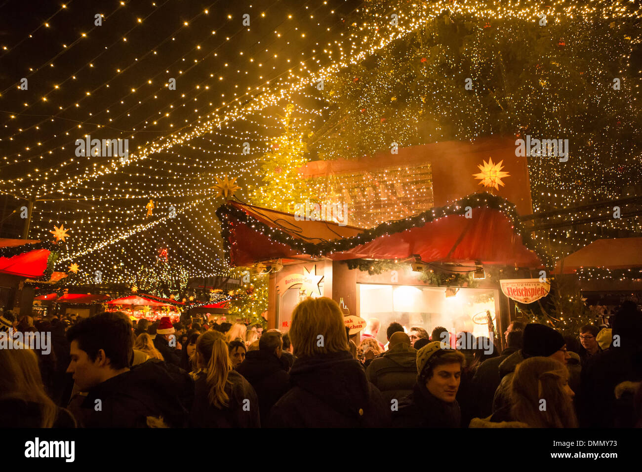 Les gens qui marchent à travers le marché de Noël sur la place en face de la cathédrale Dom Banque D'Images