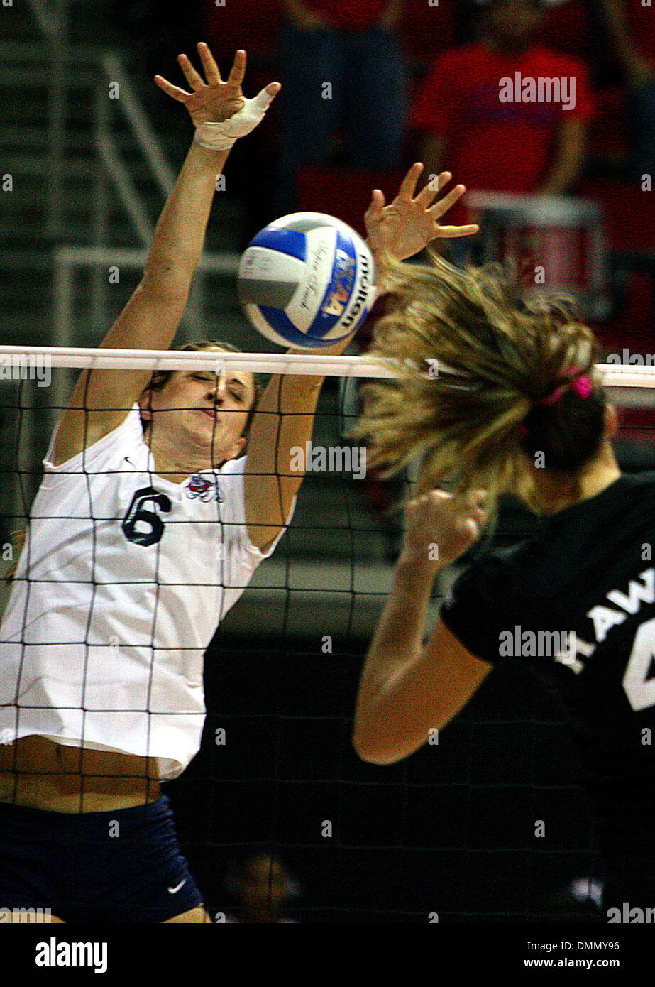 FRESNO, CA 10/29/09 SPT DLW FSU MAINE VOLLEY-BALL 7 - Fresno State's Kelly Leonardo bloque un tir de Hawaii's Bretagne Hewitt lors de leur match à la Save Mart Center le jeudi 29 octobre, 2009. - DARRELL WONG/LE FRESNO BEE (crédit Image : © Fresno Bee/ZUMApress.com) Banque D'Images