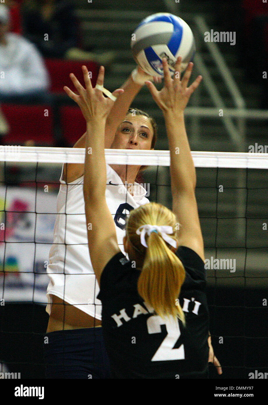 FRESNO, CA 10/29/09 SPT DLW FSU MAINE VOLLEY-BALL 1 - Fresno State's Kelly Leonardo obtient un tir de Hawaii's Amber Kaufman à marquer un point lors de la première partie de leur match à la Save Mart Center le jeudi 29 octobre, 2009. - DARRELL WONG/LE FRESNO BEE (crédit Image : © Fresno Bee/ZUMApress.com) Banque D'Images