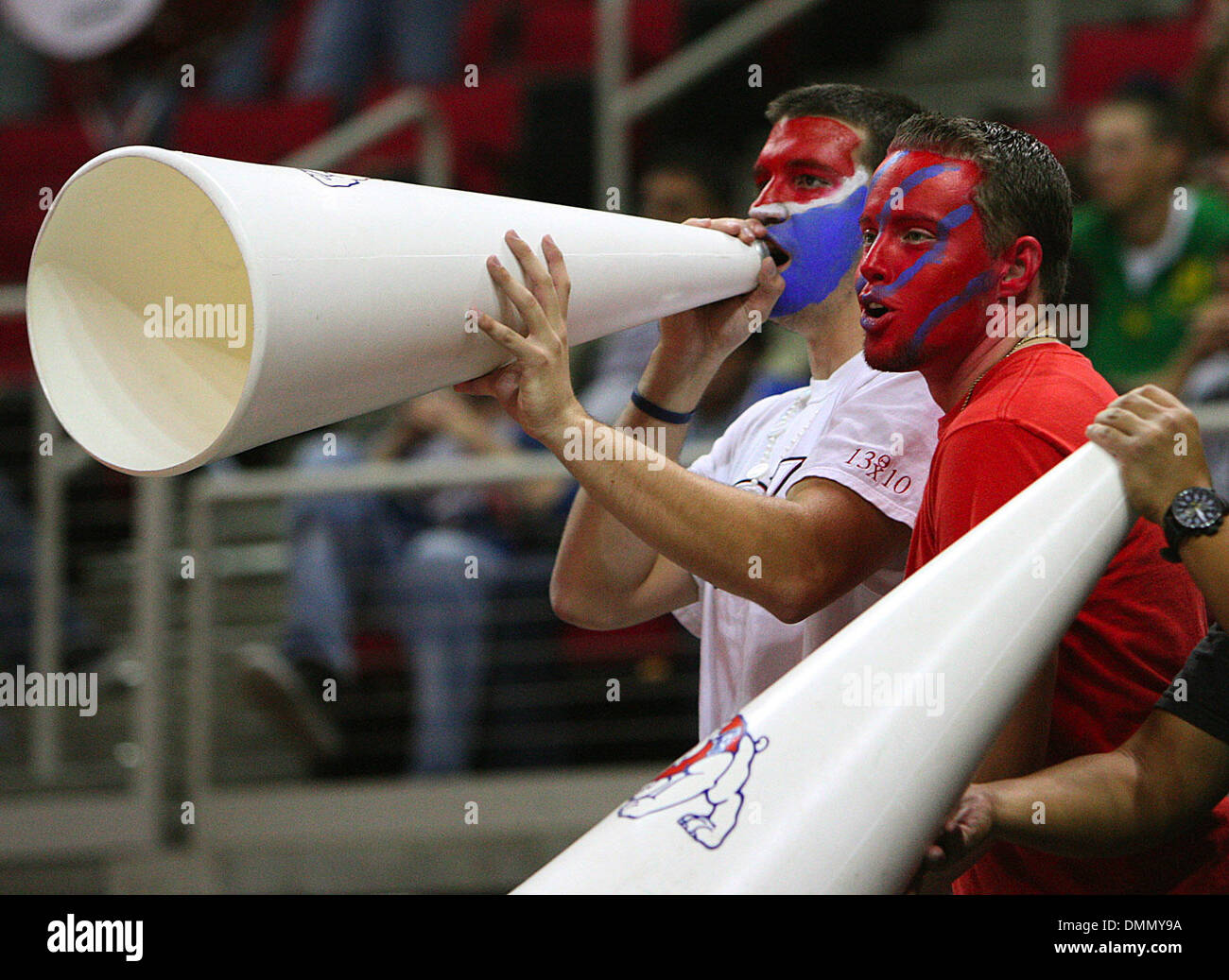 FRESNO, CA 10/29/09 SPT DLW FSU MAINE VOLLEY-BALL 3 - Fresno State fans encourager leur équipe au cours de la première partie contre Hawaï à la Save Mart Center le jeudi 29 octobre, 2009. - DARRELL WONG/LE FRESNO BEE (crédit Image : © Fresno Bee/ZUMApress.com) Banque D'Images