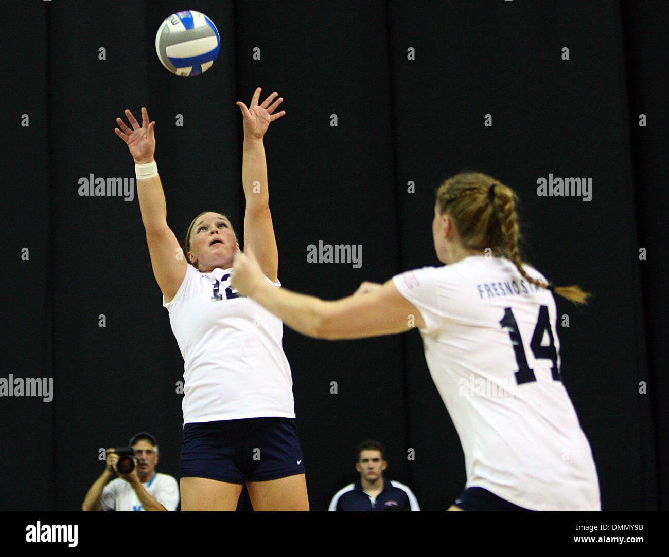 FRESNO, CA 10/29/09 SPT DLW FSU MAINE VOLLEY-BALL 6 - Fresno State's Lisa Gera définit la balle pour Brianna Clarke au cours de leur match contre Hawaï à la Save Mart Center le jeudi 29 octobre, 2009. - DARRELL WONG/LE FRESNO BEE (crédit Image : © Fresno Bee/ZUMApress.com) Banque D'Images
