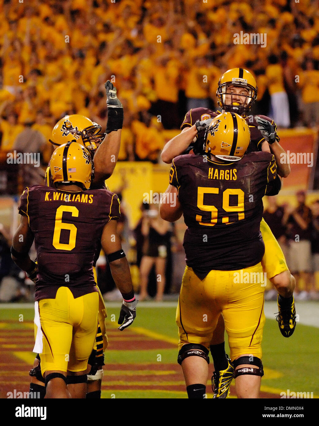 7 novembre 2009 : Arizona State wide receiver Chris McGaha (13) et Arizona State offensive ligne Jon Hargis (59) en action lors d'un match de football entre les NCAA Arizona State Sun Devils de l'université et de l'USC Trojans au Sun Devil Stadium de Tempe, Arizona, remporté par les Trojans, 14-9.(Image Crédit : © Max Simbron/Cal/ZUMApress.com) Media Sport Banque D'Images