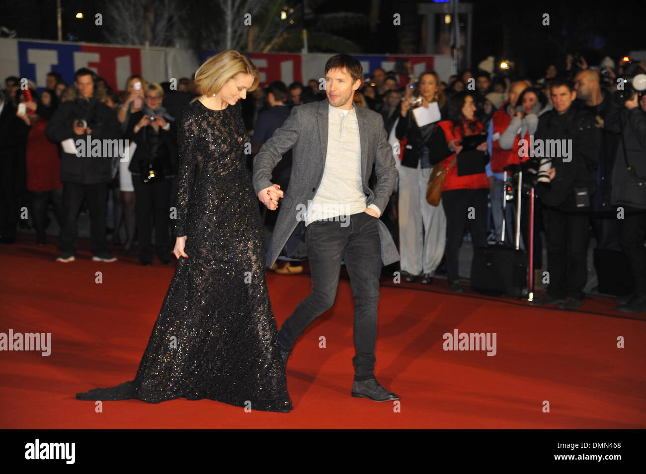 Cannes, France. Dec 18, 2013. James Blunt et Sofia Wellesley est arrivé pour le NRJ Music Awards à Cannes, France le 14 décembre : dpa Crédit photo alliance/Alamy Live News Banque D'Images