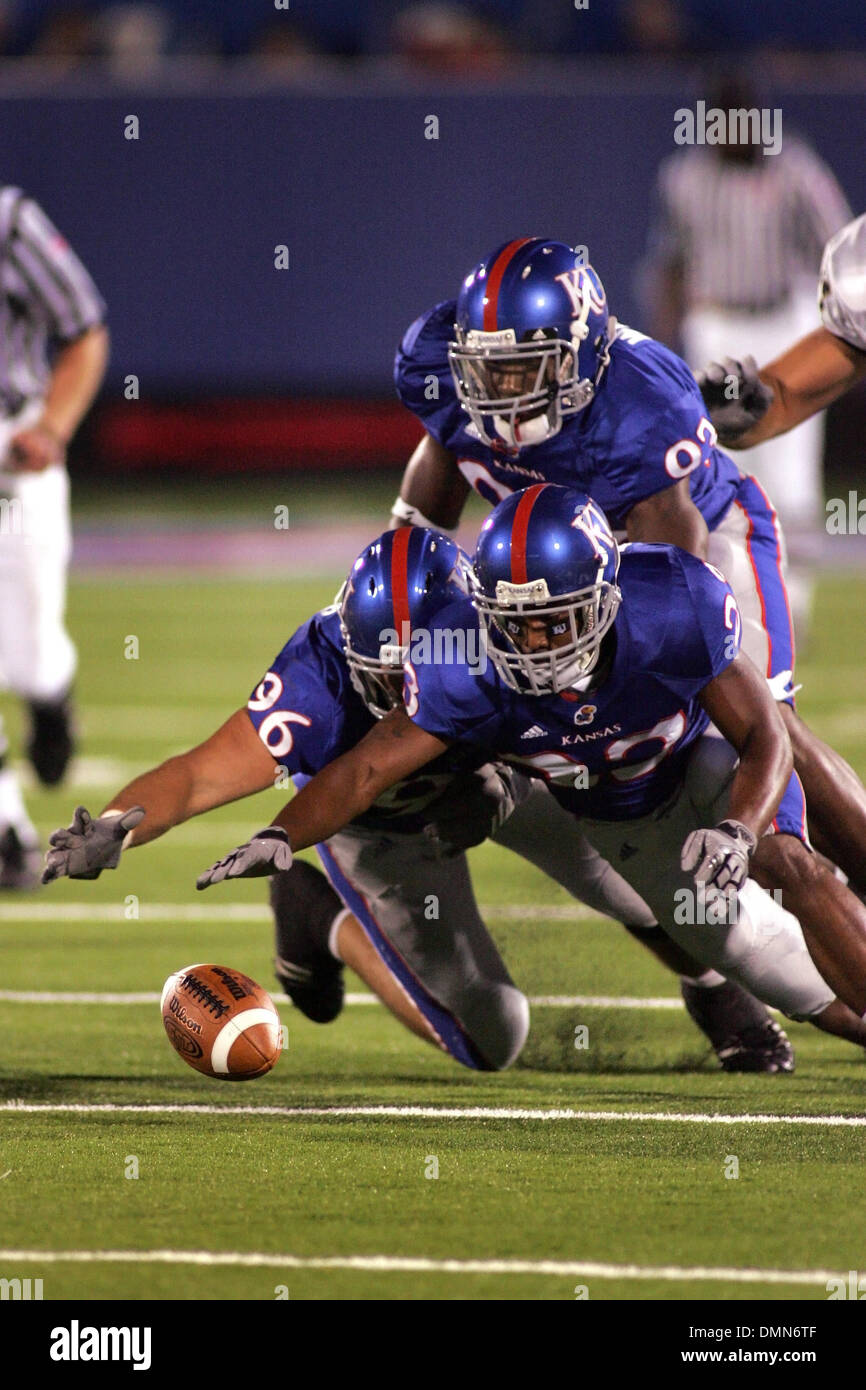 4 Septembre 2009 : la défensive fin Dustin Spears (96), Ryan Murphy évoluait Kansas (23), et le Kansas défensive fin Quintin Woods (93) pour une plongée de Northern Colorado tâtonner pendant l'action de jeu dans la première moitié. Les Kansas Jayhawks défait le Northern Colorado Bears 49-3 au Memorial Stadium. (Crédit Image : © Global/ZUMApress.com) Southcreek Banque D'Images