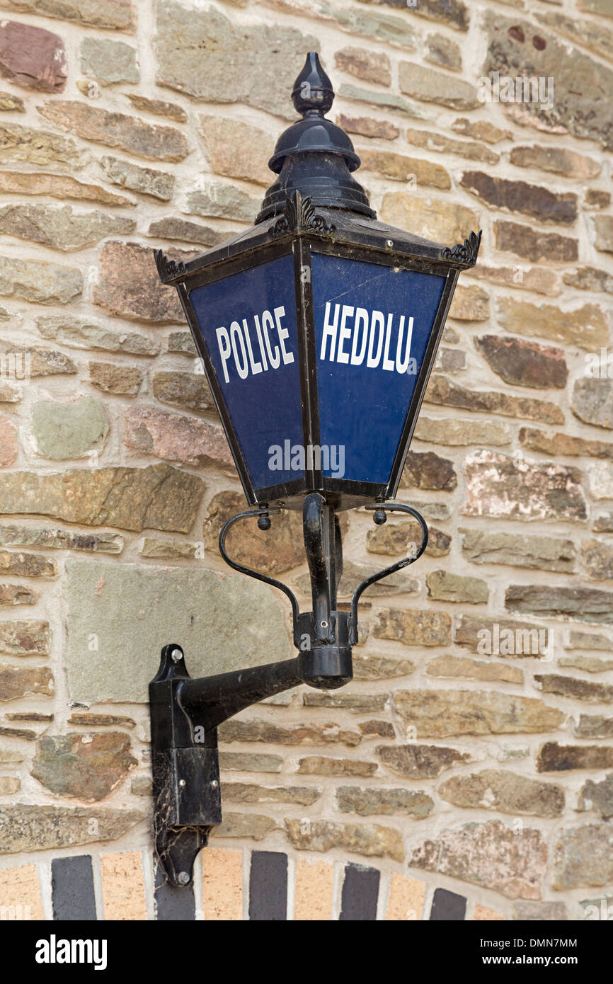 Vieux style police lumière et signe sur station, Talgarth, Pays de Galles, Royaume-Uni Banque D'Images