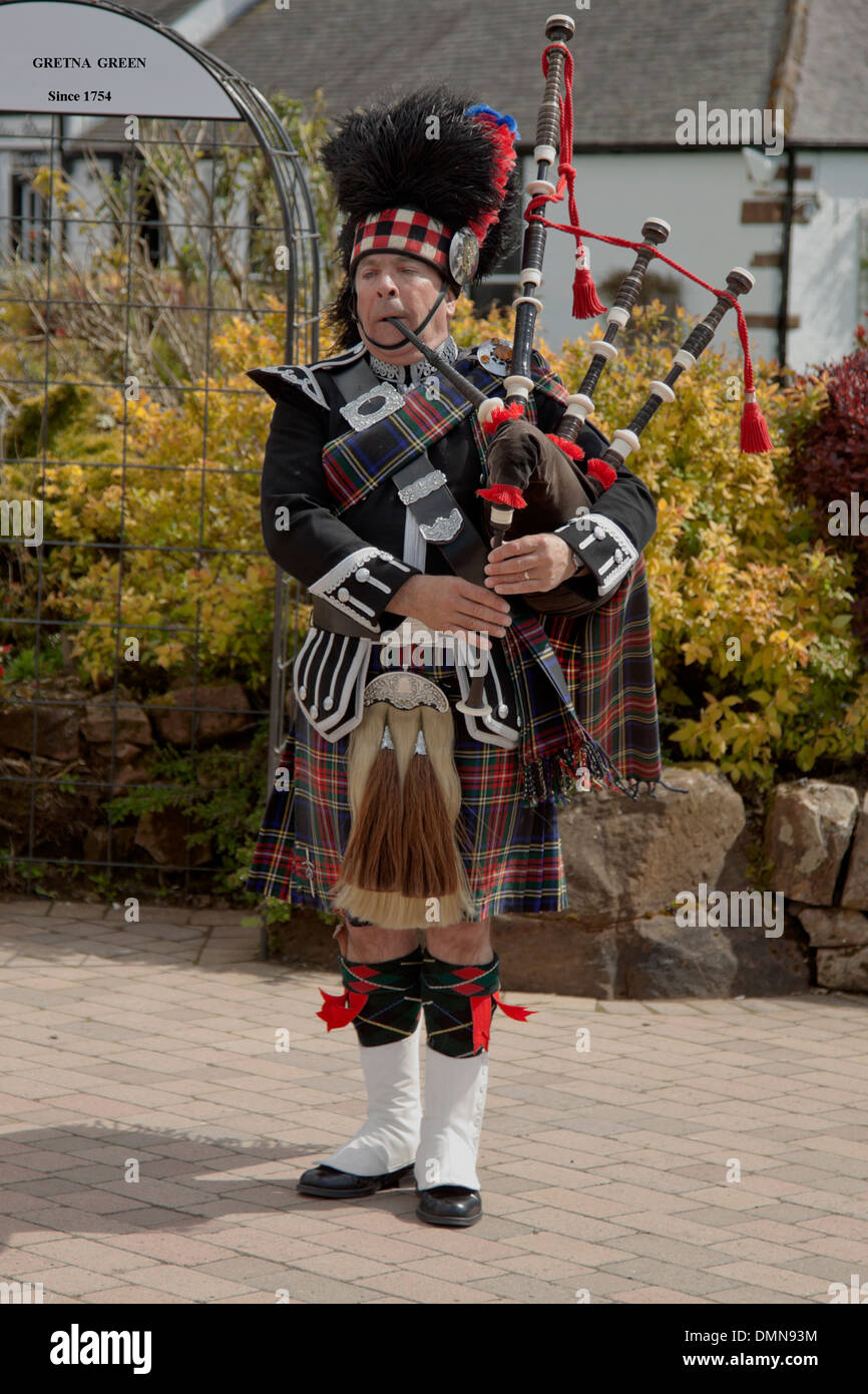 Scottish piper à la vieille forge de Gretna Green, Dumfries et Galloway, Écosse, Grande-Bretagne Banque D'Images