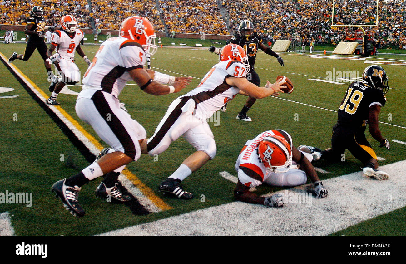 Sep 12, 2009 - Columbia, Missouri, États-Unis - Bowling Green LS NEAL DAHLMAN # 57 captures une maladresse punt du Missouri arrière défensif CARL GETTIS # 19 sur la ligne pendant la NCAA football match entre le Missouri Tigers et Bowling Green Falcons le 12 septembre 2009 à Columbia, Missouri (crédit Image : © Patrick T Fallon/ZUMA Press) Banque D'Images