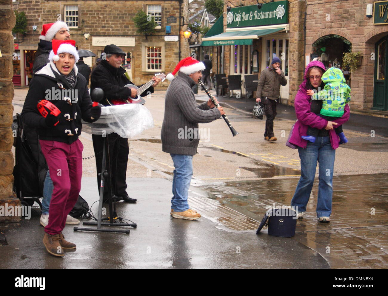 Bakewell, Derbyshire, Royaume-Uni. 14Th Dec 2013. La pluie ne parvient pas à dissuader les amuseurs de rue festive à l'exécution du marché à Bakewell Lundi du Derbyshire Peak District. Credit : Matthew Taylor/Alamy Live News Banque D'Images