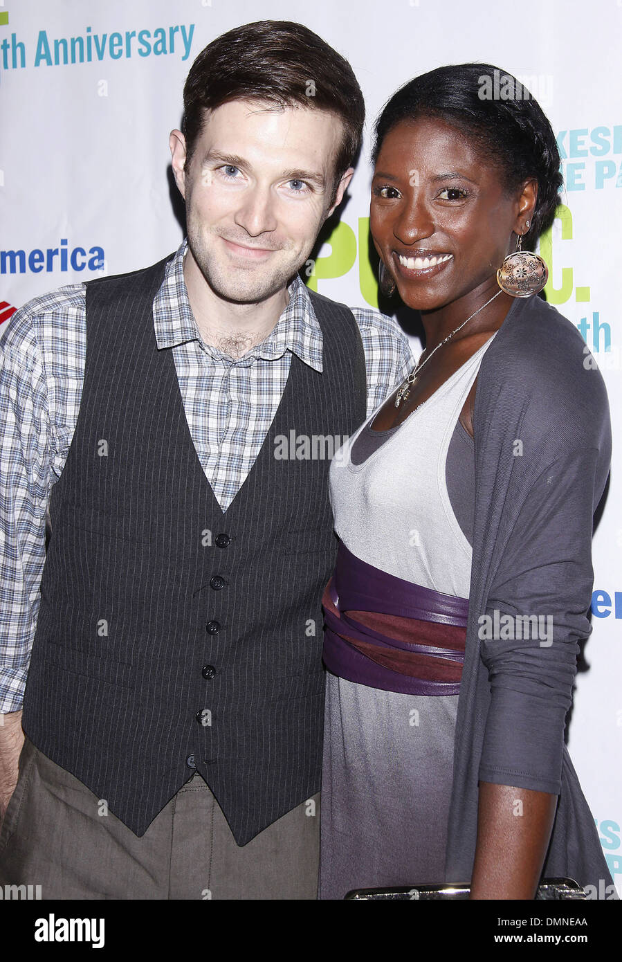 Jacob Fishel et son épouse Rutina Wesley soirée d'ouverture du théâtre public production de "dans les bois" au Delacorte Theater - Banque D'Images