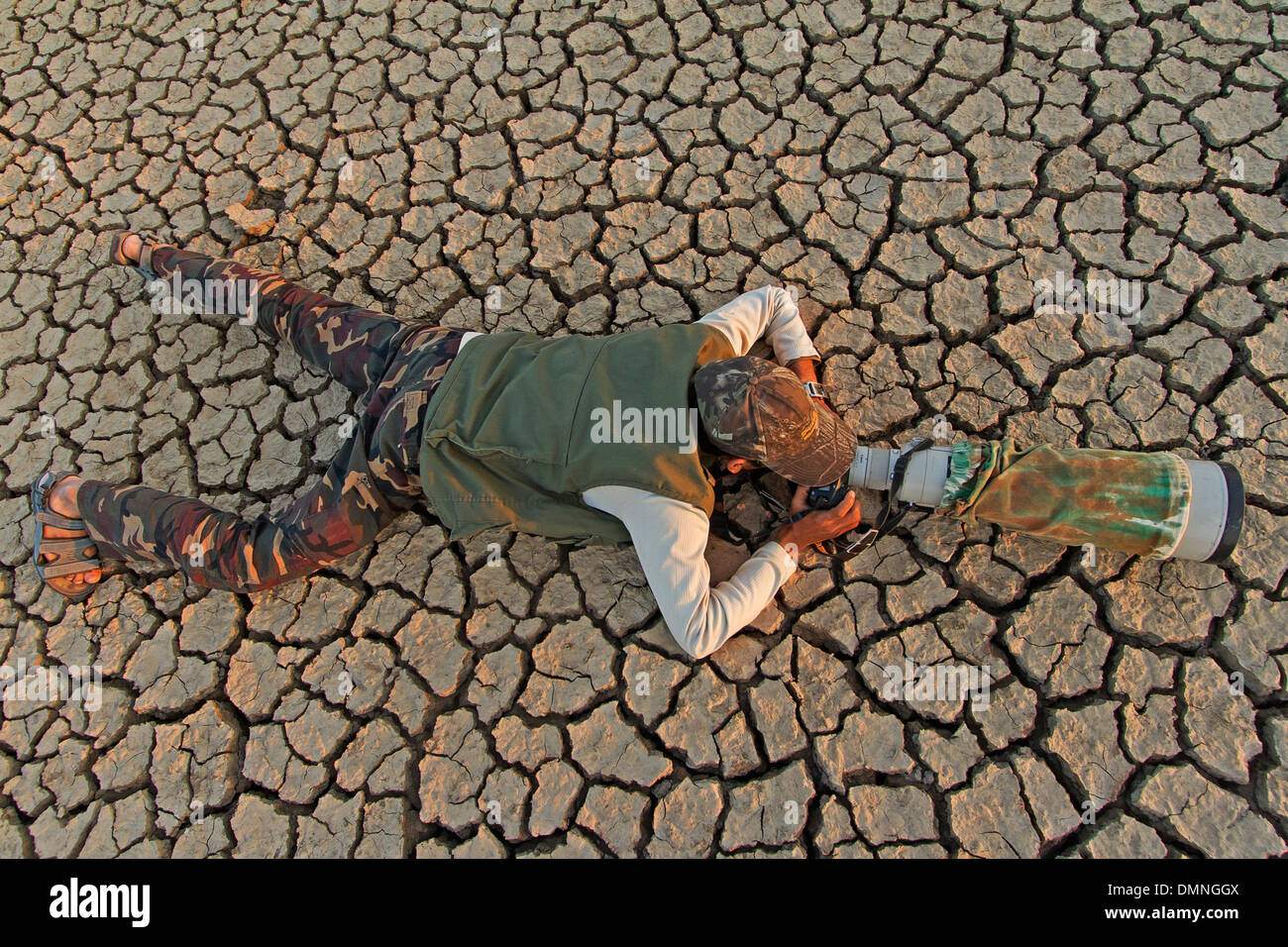 Vue à vol d'oiseau d'un photographe de tir avec un téléobjectif Banque D'Images