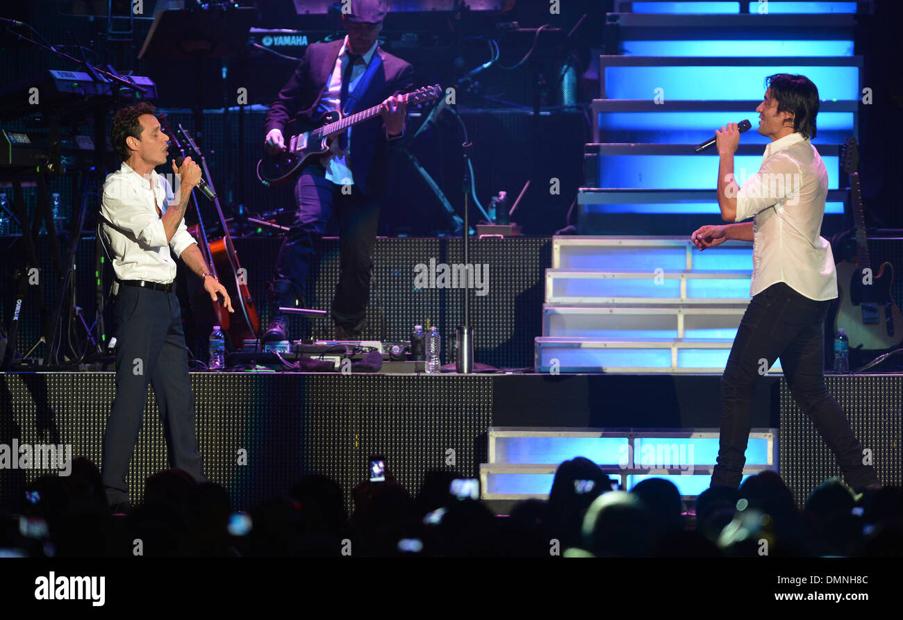Marc Anthony et Chayanne performing live pendant Gigant3s Gira 2012 Tournée de concerts à l'ouvreur AmericanAirlines Arena Miami Floride Banque D'Images