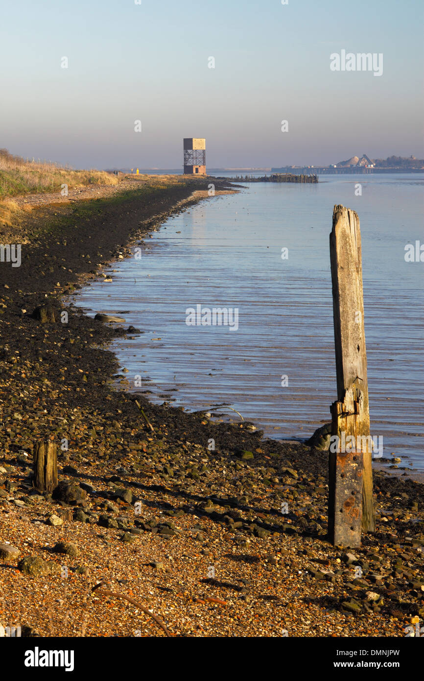 La Seconde Guerre mondiale La tour radar déguisé comme un château d'eau, Tilbury tamise, Essex, Angleterre, Royaume-Uni. Banque D'Images