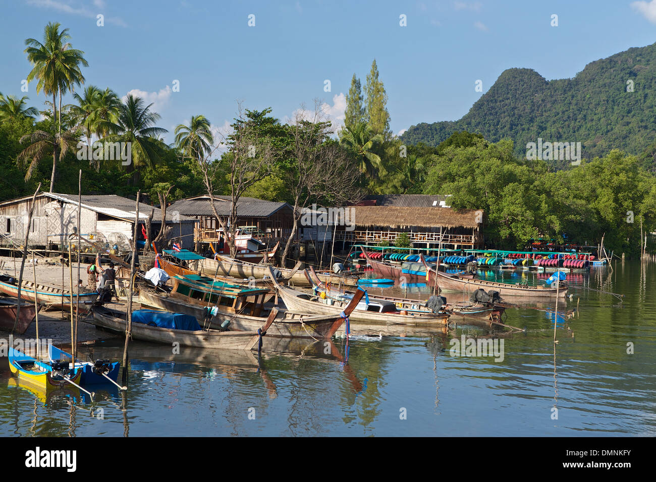 Bateaux de pêche dans un petit village sur la mer d'Andaman en Thaïlande Banque D'Images