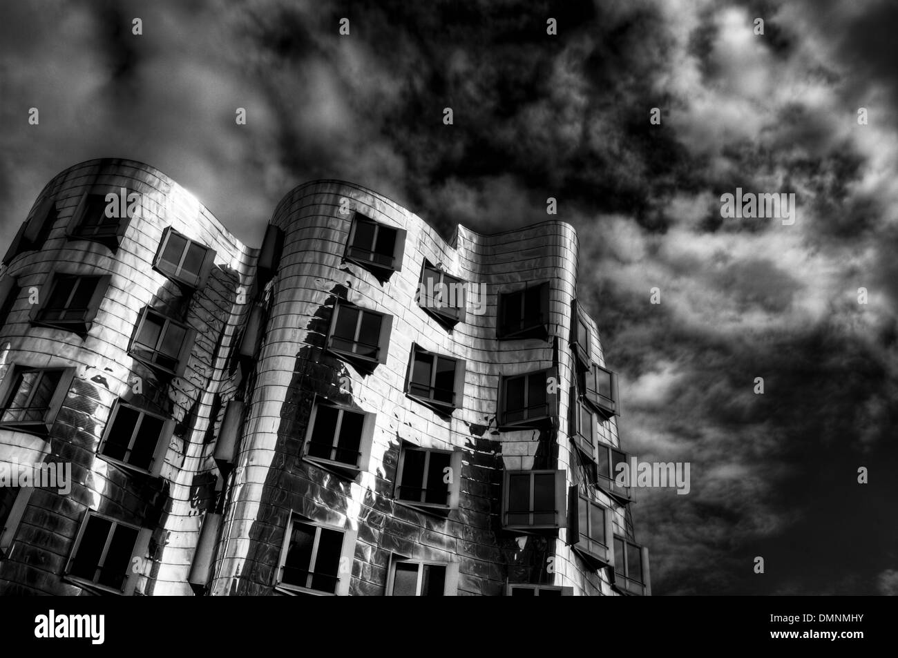 Nouveau Zollhof de l'architecte Frank Gehry dans le port des médias à Düsseldorf, Germany, Europe Banque D'Images