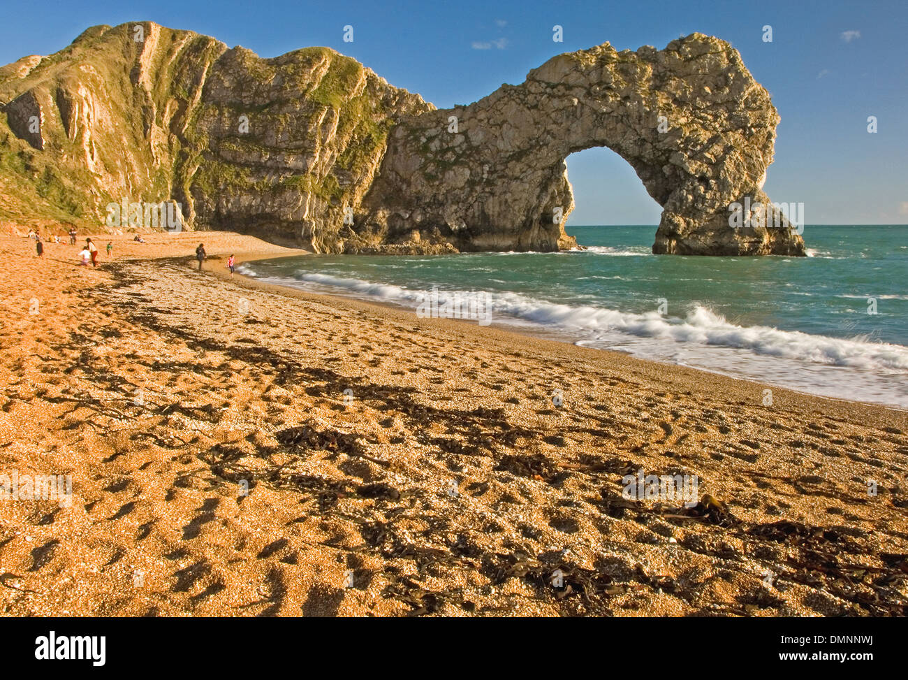 Durdle Door est un établissement emblématique de la mer créé par l'érosion côtière sur la côte jurassique du Dorset. Banque D'Images