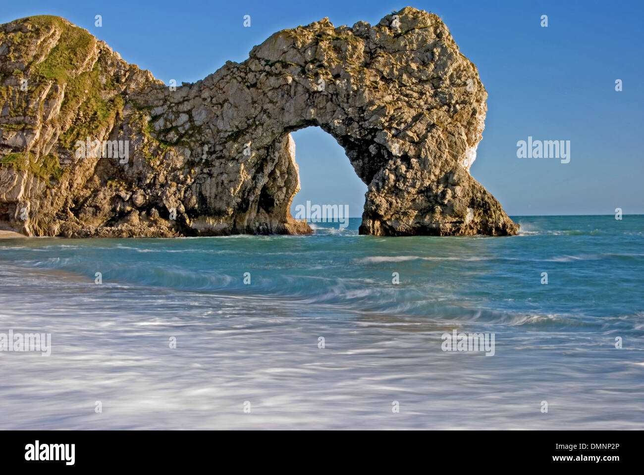 Durdle Door est un établissement emblématique de la mer créé par l'érosion côtière sur la côte jurassique du Dorset. Banque D'Images