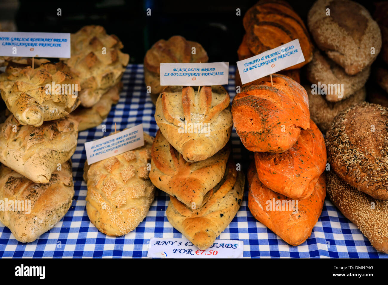 Le pain et les tartes pour vente à la Dublin Temple Bar Food Marketin Banque D'Images