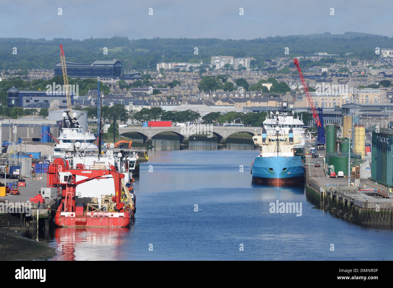 Rivière dee bridge aberdeen bateau d'approvisionnement de la ville de granit Banque D'Images