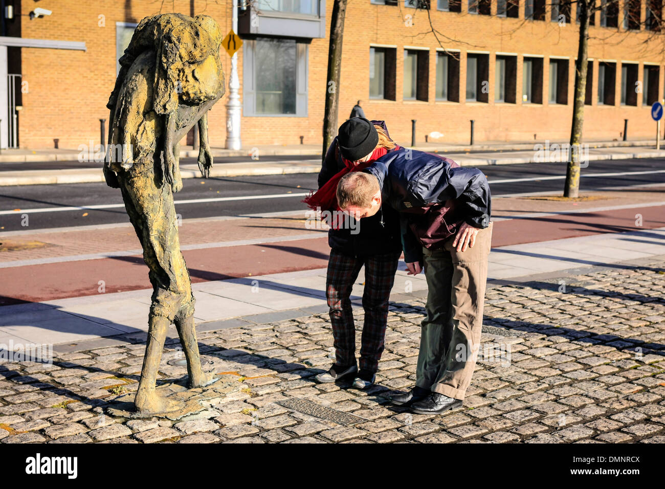 La famine irlandaise Sculptures sur Custom House Quay à Dublin en Irlande Banque D'Images