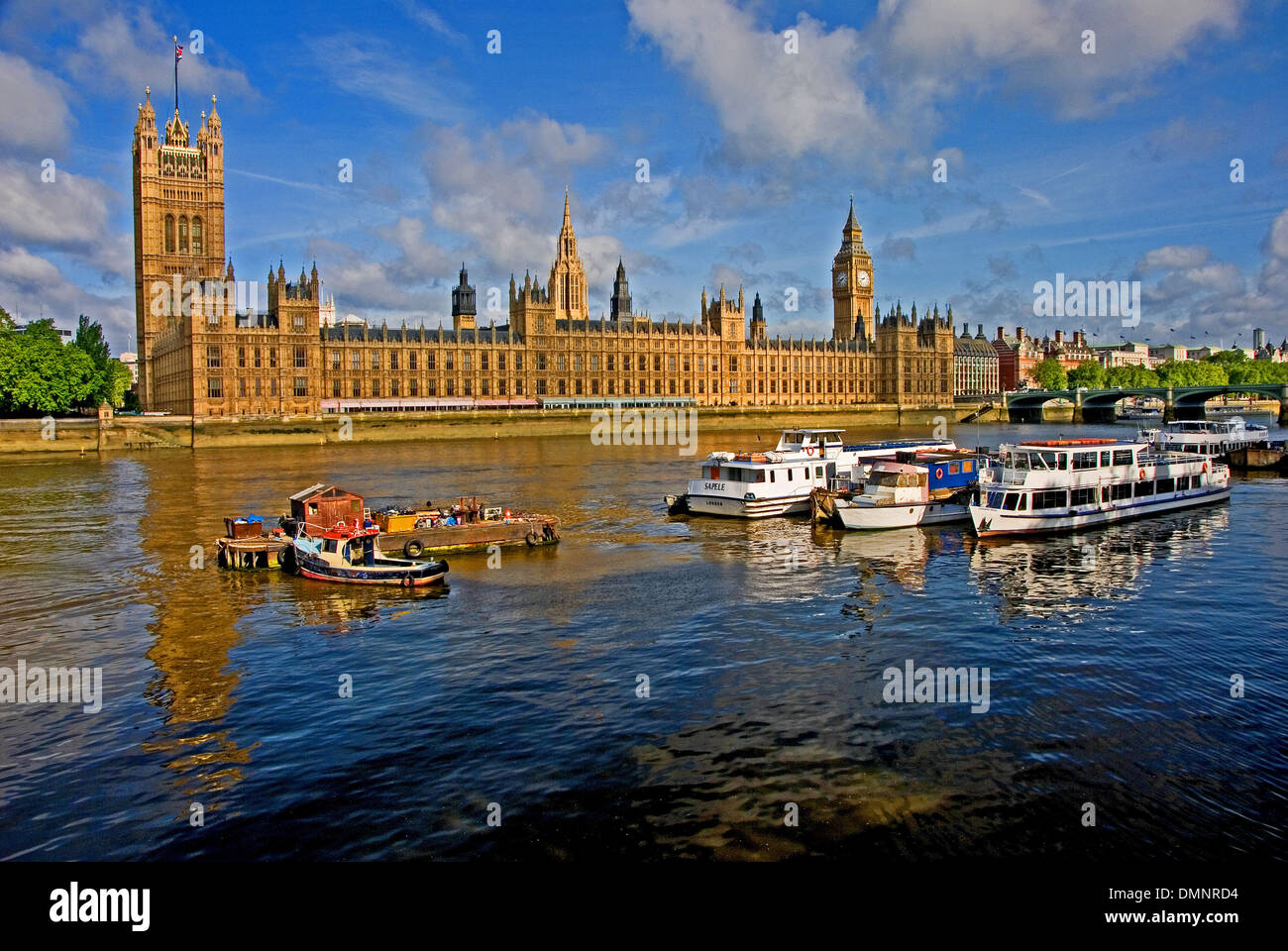 Big Ben, le palais de Westminster et la Tamise sont des destinations emblématique au coeur de Londres. Banque D'Images
