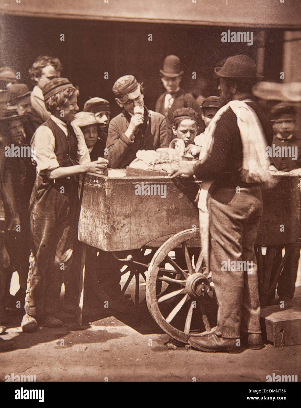 Photographie montrant 'Halfpenny Ices' dans la vie de la rue à Londres réservez Banque D'Images