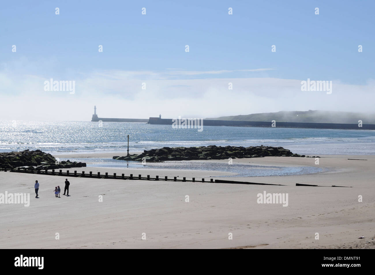 L'érosion des éperons de sable de plage aberdeen haar mist family walking Banque D'Images