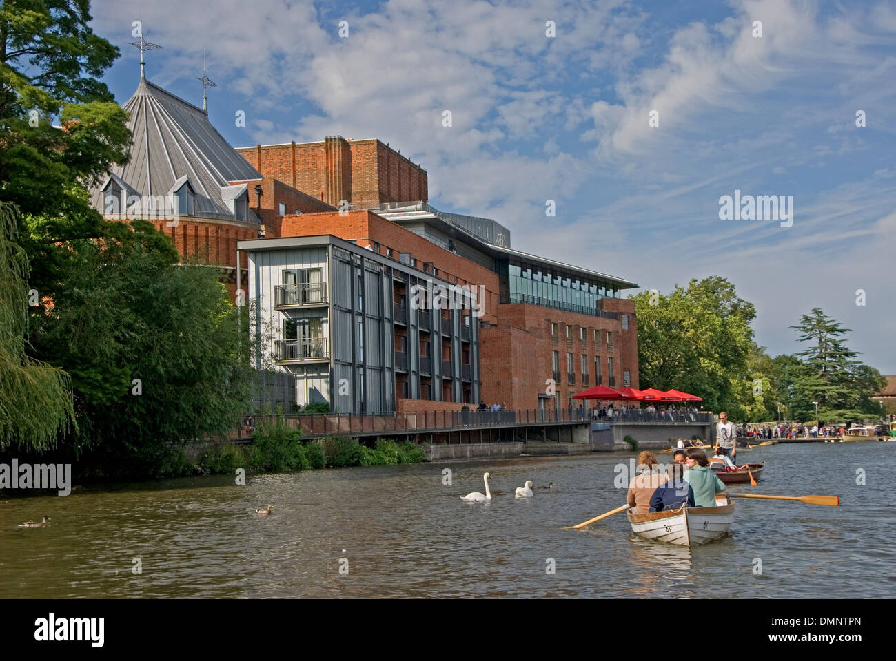 Stratford upon Avon et le Royal Shakespeare Theatre et des barques sur la rivière Avon, dans le Warwickshire. Banque D'Images
