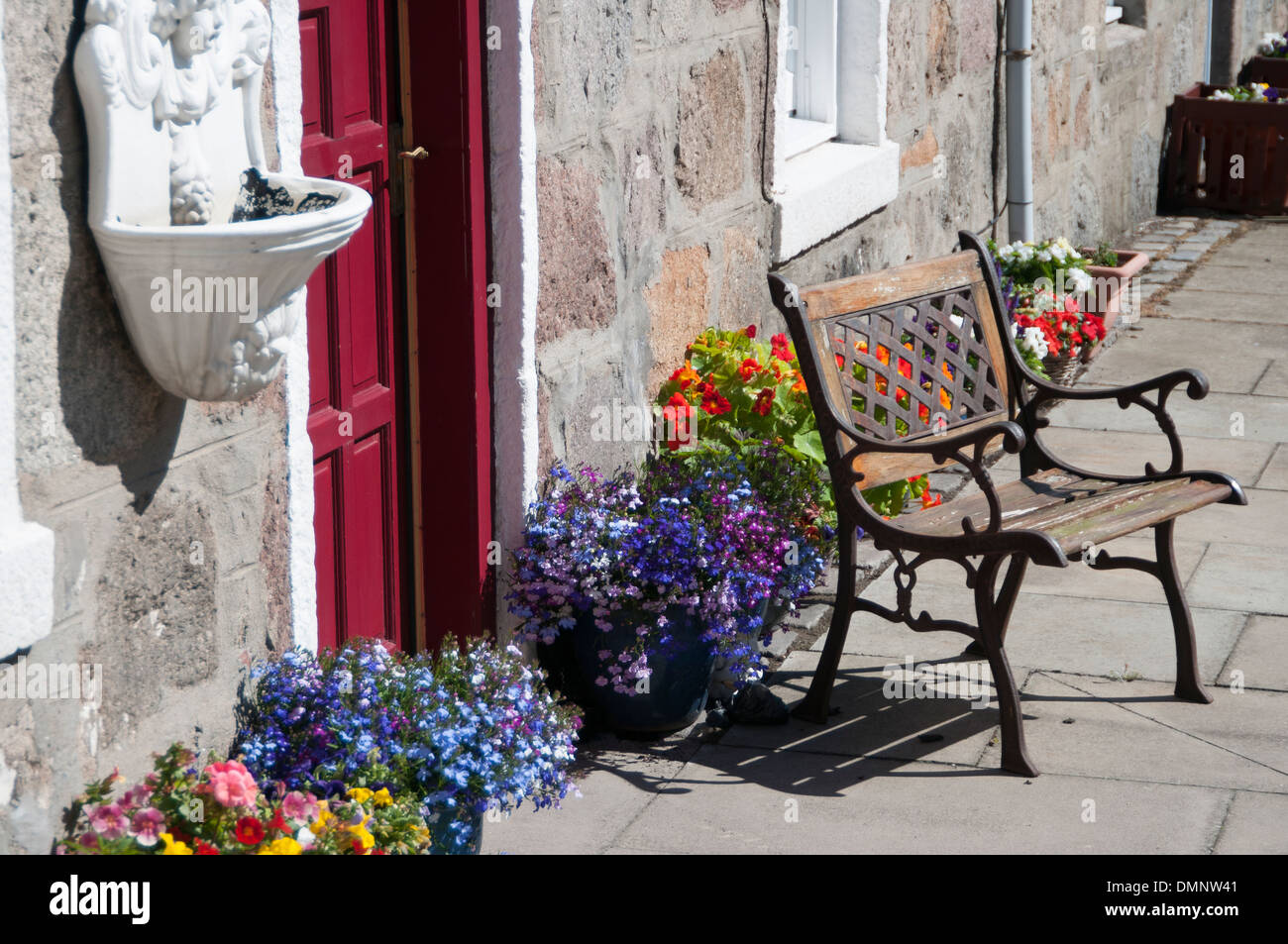 Banc de jardin plantes en pot footdee footdee vieux village Banque D'Images