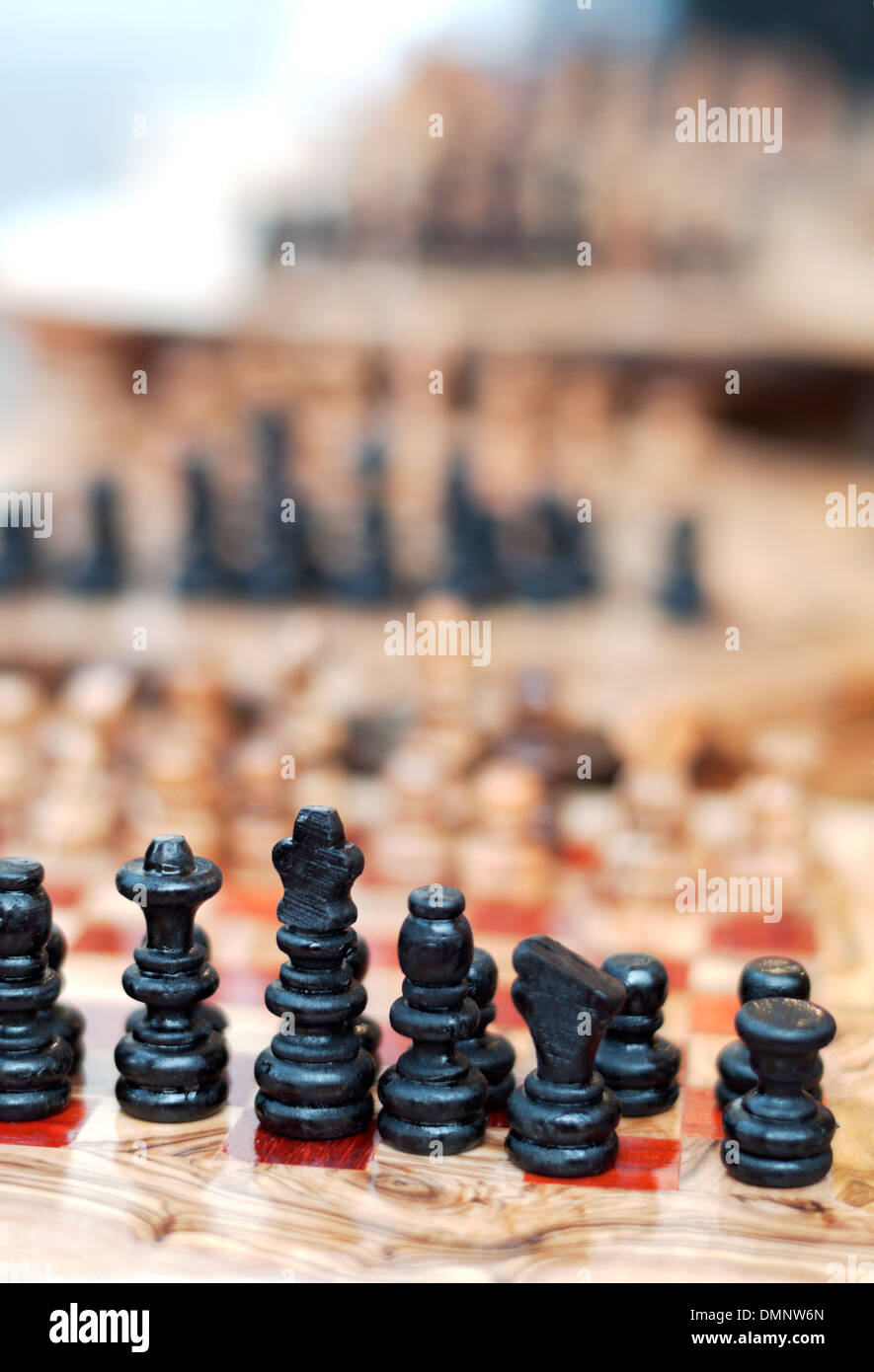 Olivier Artisan fait le jeu d'échecs en bois close-up. Banque D'Images