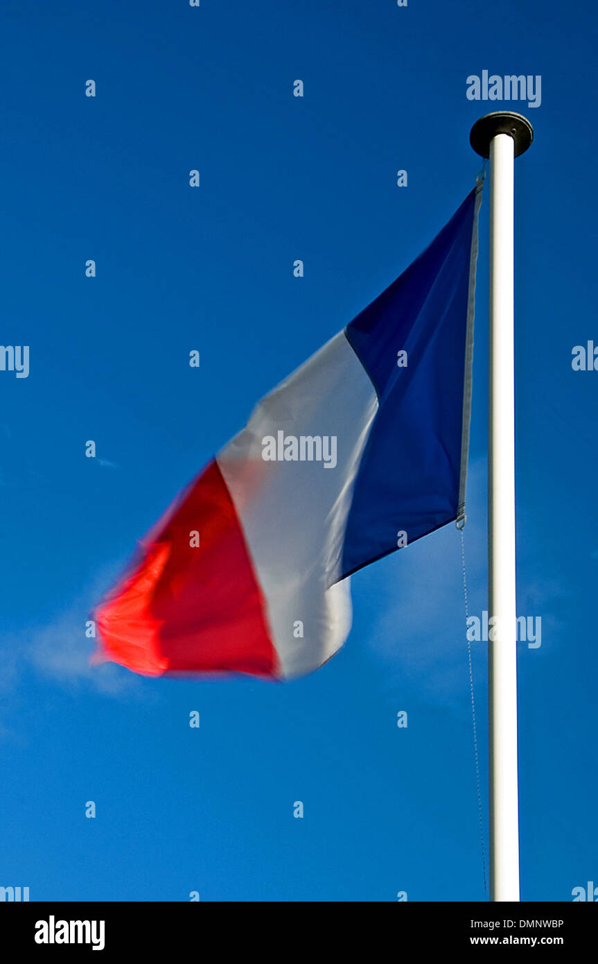 Drapeau tricolore français set against a blue sky Banque D'Images