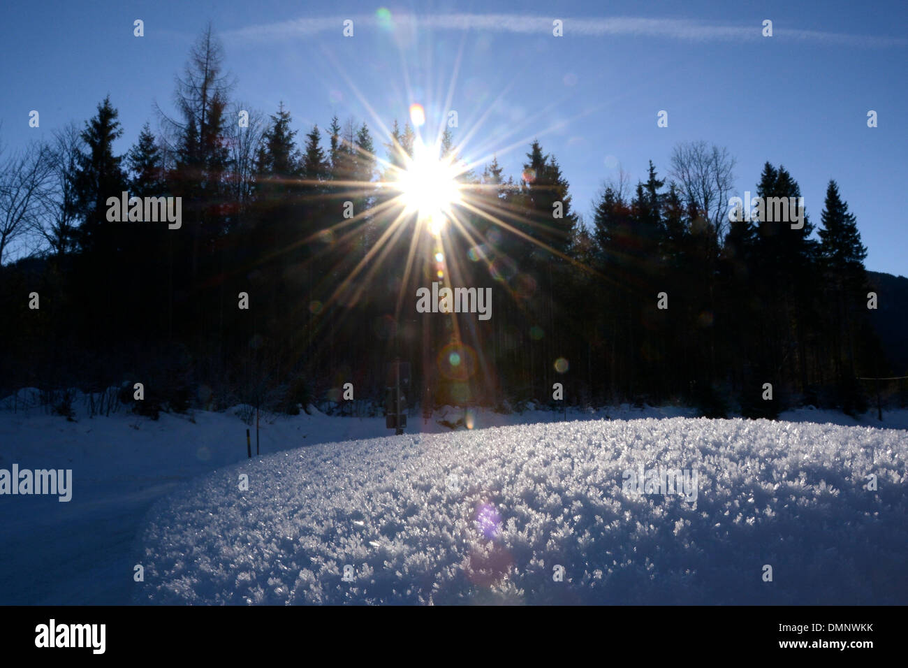 Le soleil brille sur un paysage enneigé à Jachenau am Walchensee, Allemagne, 16 décembre 2013. Photo : HARTMUT RIH/dpa Banque D'Images