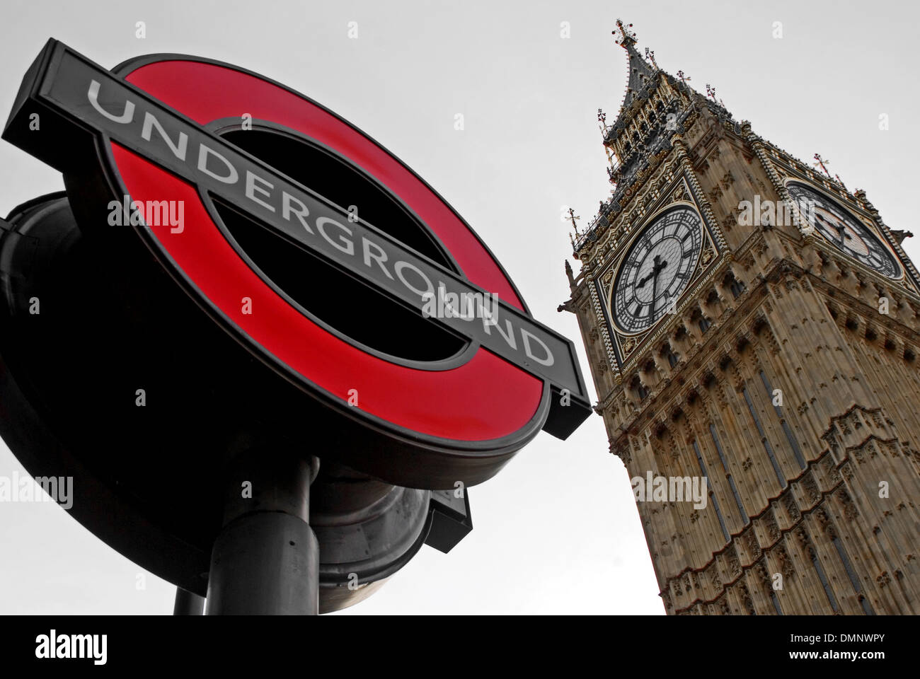 Big Ben, un établissement emblématique dans le centre de Londres la station de métro Trône sur entrée pour créer cette inhabituelle ima en angle Banque D'Images