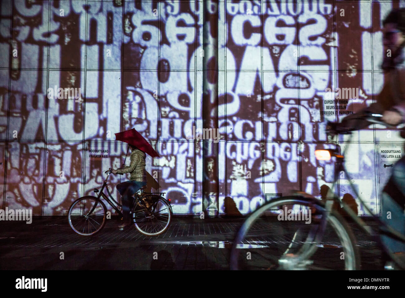 Pays-bas, Eindhoven, Light festival appelé GLOW 2013. Cycliste avec Senz parapluie tempête Banque D'Images