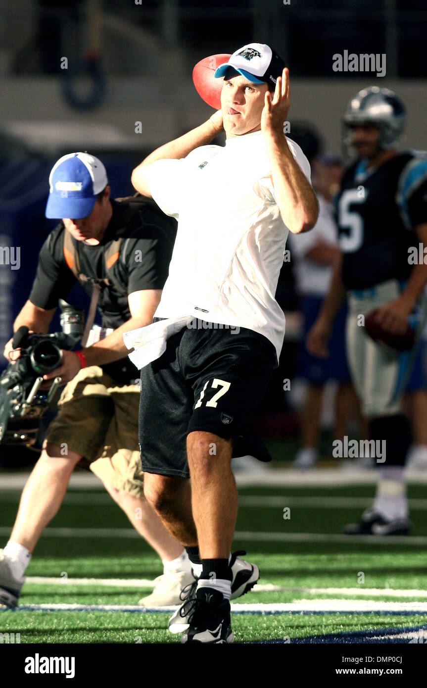 28 septembre 2009 - Arlington, Texas, États-Unis - 28 septembre 2009 : Carolina quarterback Jake Delhomme se réchauffe avant le match contre Dallas. Les Cowboys de Dallas ont joué les Panthers à Cowboy Stadium à Arlington, au Texas. (Crédit Image : © Margaret Bowles/ZUMApress.com) Southcreek/mondial Banque D'Images