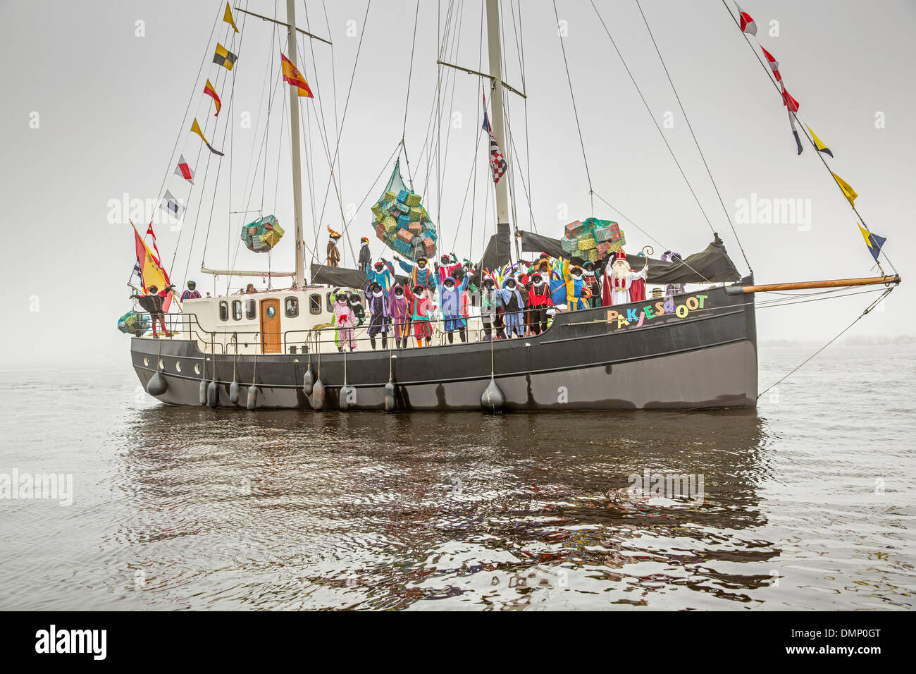 Pays-bas, Loosdrecht, veille de Saint Nicolas le 5 décembre. L'arrivée de Saint avec bateau à vapeur par Petes noir Banque D'Images