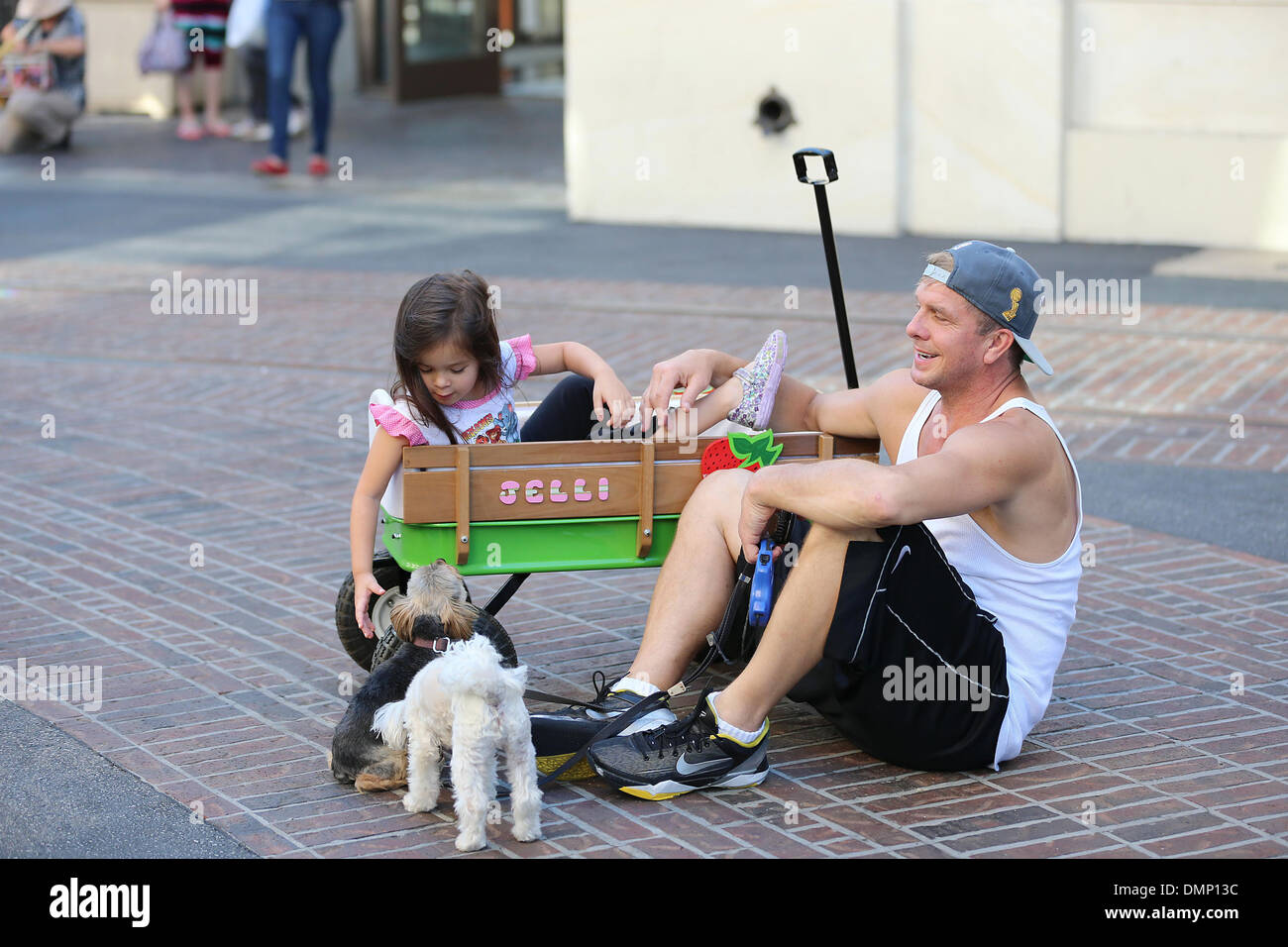 Sons of Anarchy star Kenny Johnson et sa fille passent du temps à Grove Los  Angeles California - 05.08.12 Photo Stock - Alamy